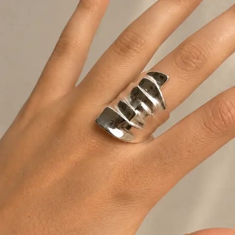 Anillo Cinta Ancha Espiral — Plata — Detalle