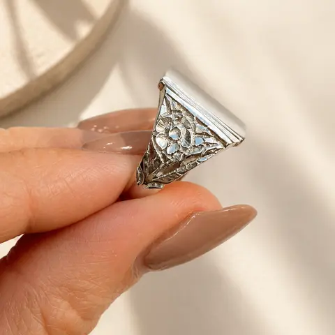 Anillo Cuadrado Concavo — Plata — Detalle